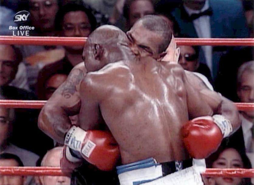 Las Vegas, 28 giugno 1997: mondiale dei massimi tra Mike Tyson e Evander Holyfield. Mike Tyson nella furia del combattimento morde, durante la terza ripresa, un orecchio dell&#39;avversario (Ap)